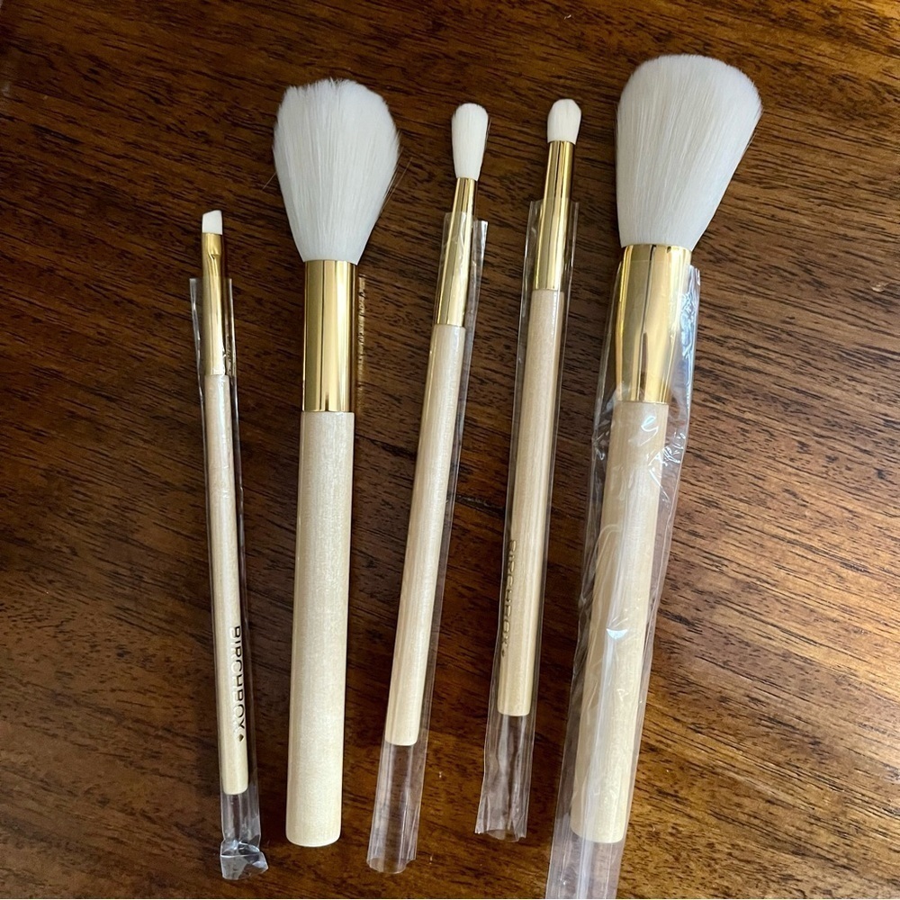Luxe gold wood brushes synthetic. Very nice brushes. - Picture 3 of 5
